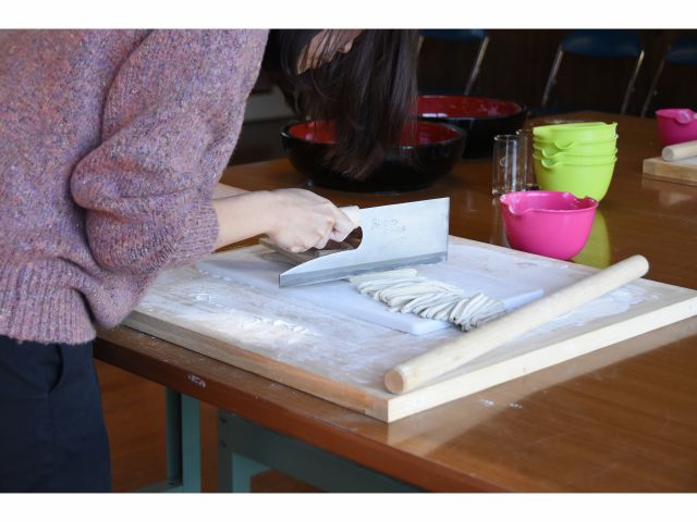 地元茂木産のそば粉を使って、そば打ちを行います♪
