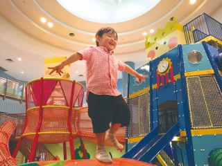 大型遊具「きんぐとくぃーん」があるエリアは、子どもたちに大人気!くるくるすべり台やワイドすべり台、ボールのプールなど、体を使って思い切り遊べるよ♪