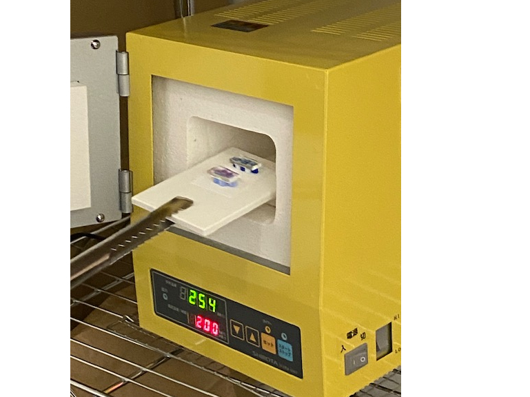 この電気炉で焼きます