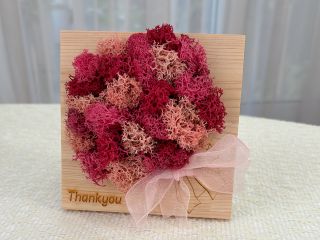 スカンディアモスのブーケは記念日や結婚披露宴でのご両親へプレゼント、お誕生日プレゼントにも最適です。