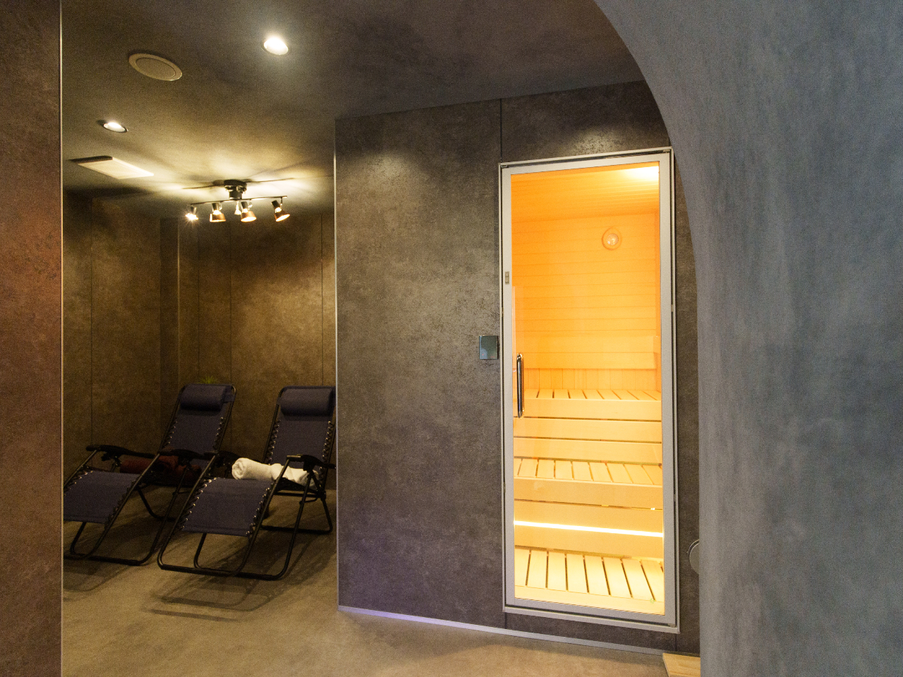 ダークな色合いの落ち着いたお部屋です。洞窟に入ったような雰囲気の中でリラックスタイムを。