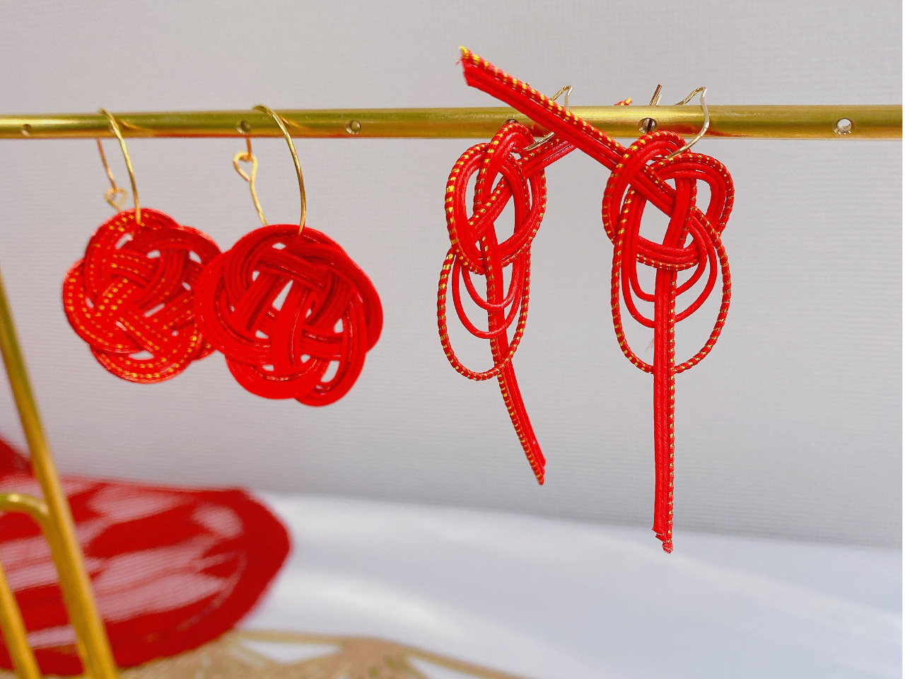 ゆらゆら可愛い梅結びのピアスと変形あわじ結びのピアス☆ご希望の方はレジンで硬化加工も可能です♪