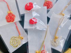 梅結びの根付チャーム★梅結びのバッヂ★あわじ結びの根付チャーム 花芯を追加すると印象がガラリと変わります♪