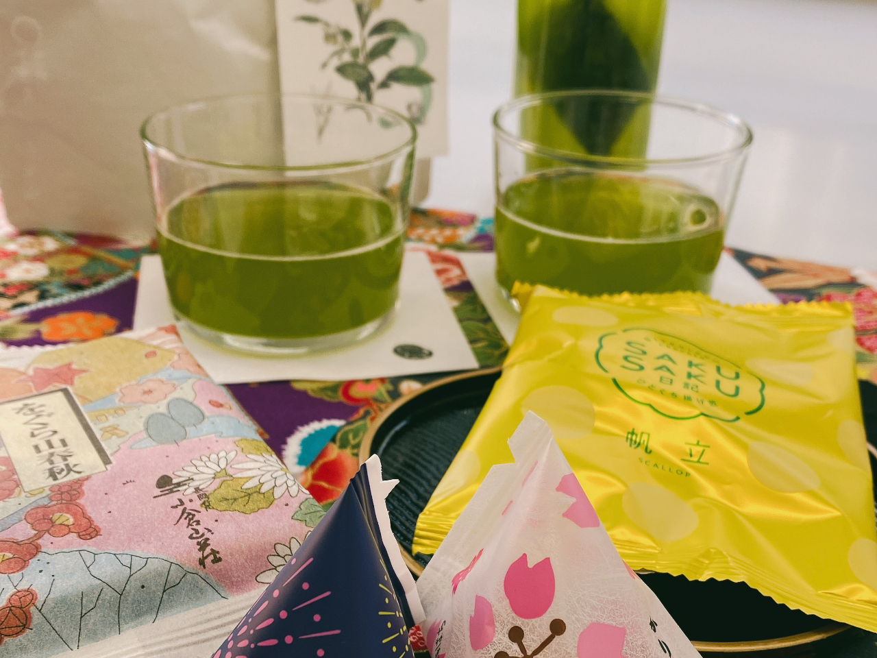 季節のお菓子とお茶をご用意しております。