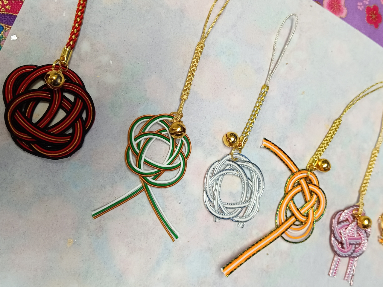 同じモチーフでもカラーや大きさ、デザインを変えるとこんなに印象が変わります♪