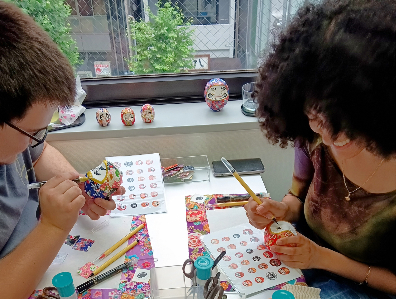 だるまに和紙の着物を着せて、世界に一つだけのオリジナルだるまを完成させましょう♪