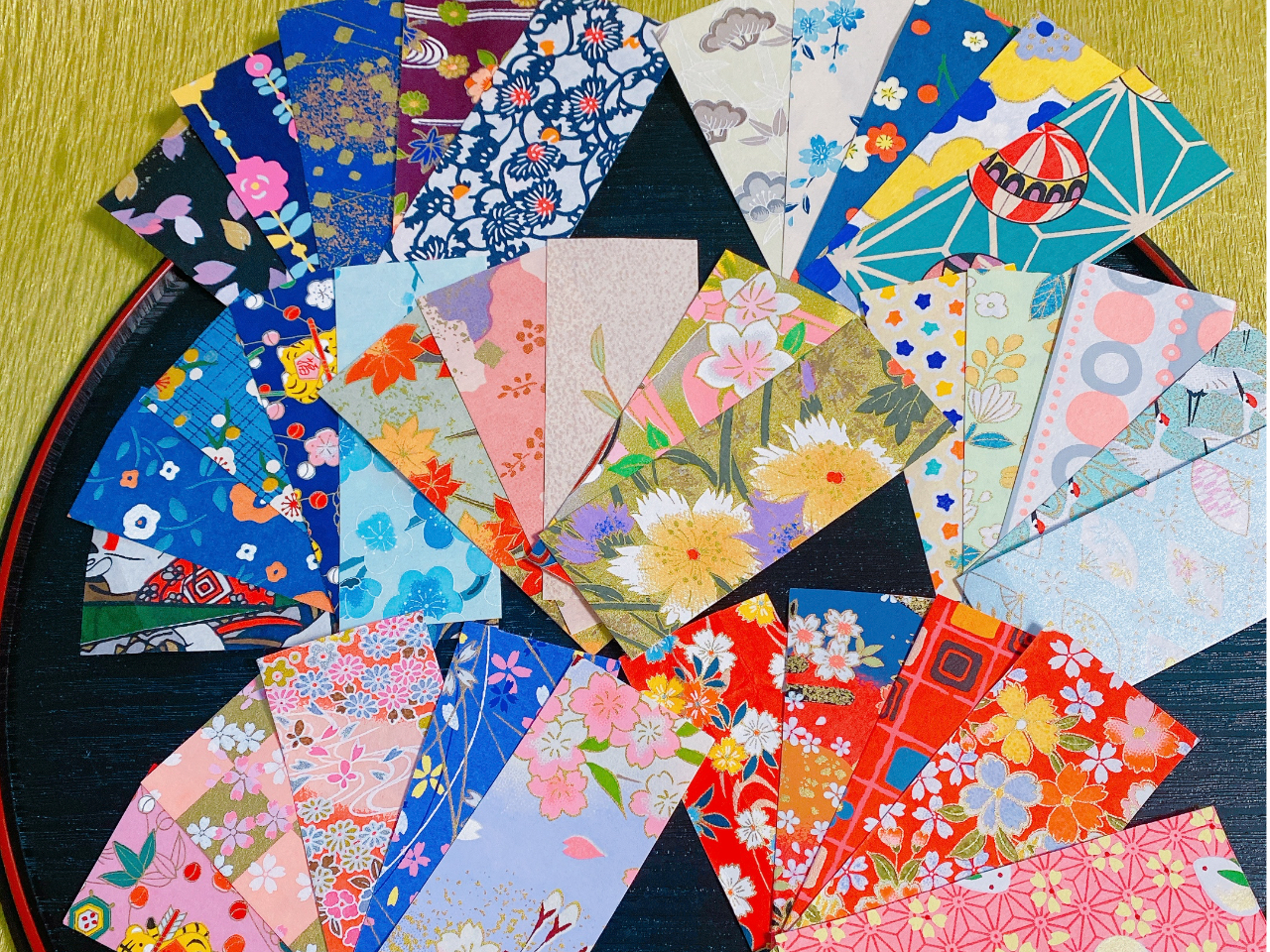 常時30種類以上ある和紙の中からお気に入りの一枚を見つけてください♪1柄でクールに、数種類を組み合わせてパッチワーク風にするのも素敵です