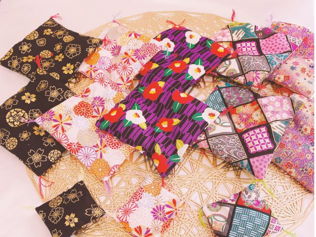 お好きなオリジナル座布団をお選びください。どんな柄を合わせたらいいか迷いますね♪