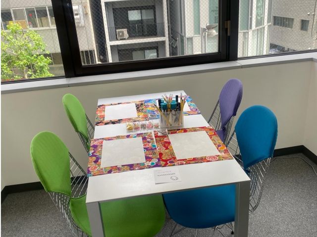 窓に囲まれた明るいワークショップスペース