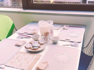 窓に囲まれた明るく開放的なスペースです♪