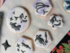 まずは下地に和柄を装飾、忍者シルエットに武器を配置してオリジナル忍者クッキーを作りましょう