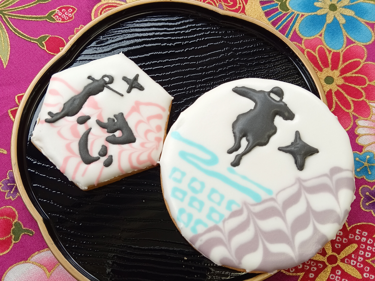 お客様の作品♪蜘蛛の巣、花、流線などいろんな技法が学べます