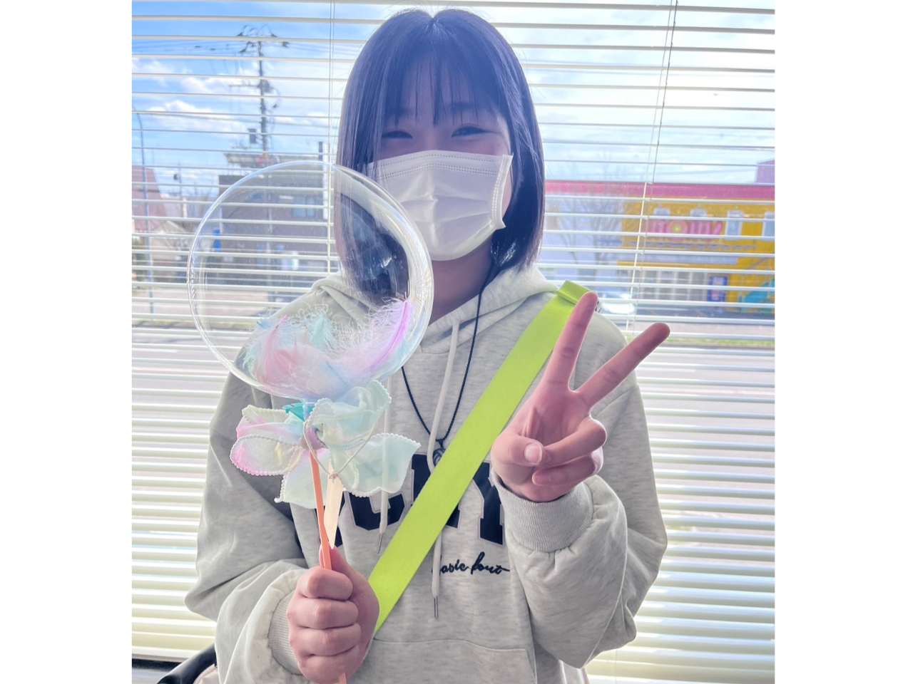 ご参加ありがとうございました!オリジナルのバルーンの出来上がりです!人気のフェザーとカラフルリボンを選ばれて可愛いバルーンになりました!笑顔も素敵です!