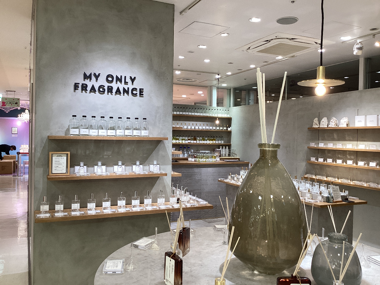 店内に並ぶ数十の香りからお好きな香りを複数選びその場で調合、お客さまだけの世界に一つの特別な香りをつくります。
