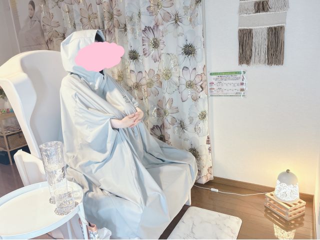 顔が出ていますので、サウナが苦手な方もリラックスしていただけます♪手も出せるので、スマホ等の操作も可能です!