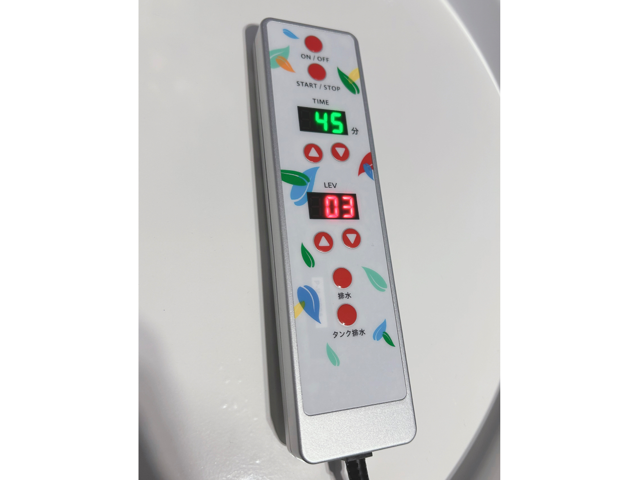 お客様の手元にあるリモコンで、温度調節も可能です♪ 最高温度は45℃と低温になっていますので、お子様や安定期の妊婦さんも入っていただけます◎