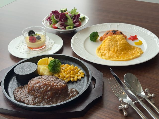 【期間限定】11月30日までの限定ランチ!みかわ牛(黒毛和牛)100%のハンバーグとかわいらしいラッコをモチーフにしたオムライスのセットメニュー