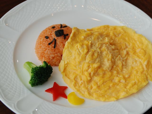 オムライスはラッコをモチーフにしたチキンライスにスタッフが卵の毛布で包みます