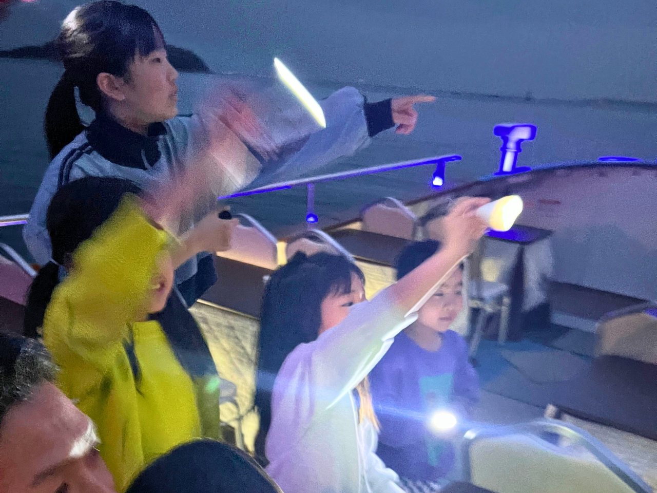 ���n�̐l�X�փy�����C�g���g���ăR�~���j�P�[�V�����^�C����