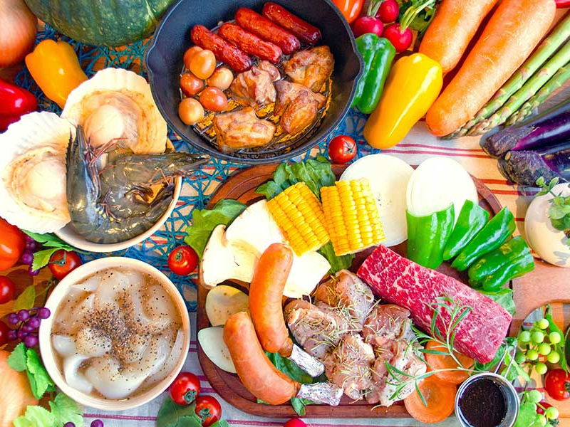 Dコース★1人前¥4,400(子供¥3,300) 国産牛、ハーブチキン、エビ、ホタテ、イカ塩だれ、骨付きフランク、焼き野菜、スモークセット