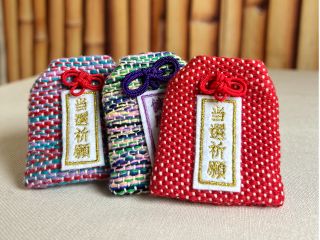 \日本初/愛する人、ご家族、お子様、お友達にへ! お守り袋を好きな糸で手織りをし、世界で一つだけのお守りを作る体験ができます。