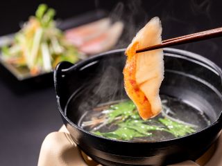 \選べるメイン料理「金目鯛のしゃぶしゃぶ」/自分で仕上げる“ライブ感”を楽しみながらご賞味ください♪