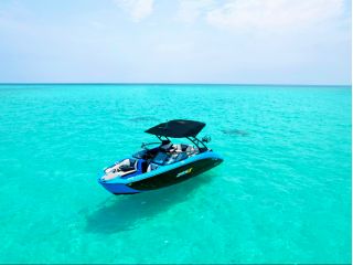 宮古島の極上ブルーへ。貸切クルーズで贅沢なひと時を。