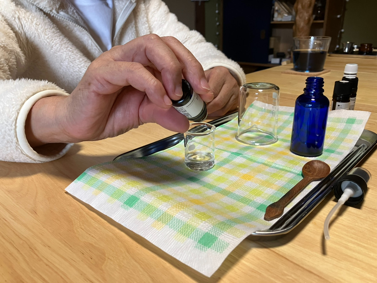 ビーカーやガラス棒など、実験器具を使用しており、ちょっとした実験気分を味わえることで人気のワークショップです!