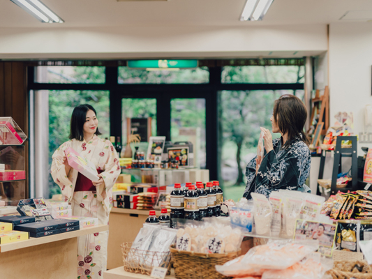季がさねオリジナル商品をはじめ、金箔商品など加賀の銘菓を取り揃えております。季節に合わせて商品を入替えも行っております♪