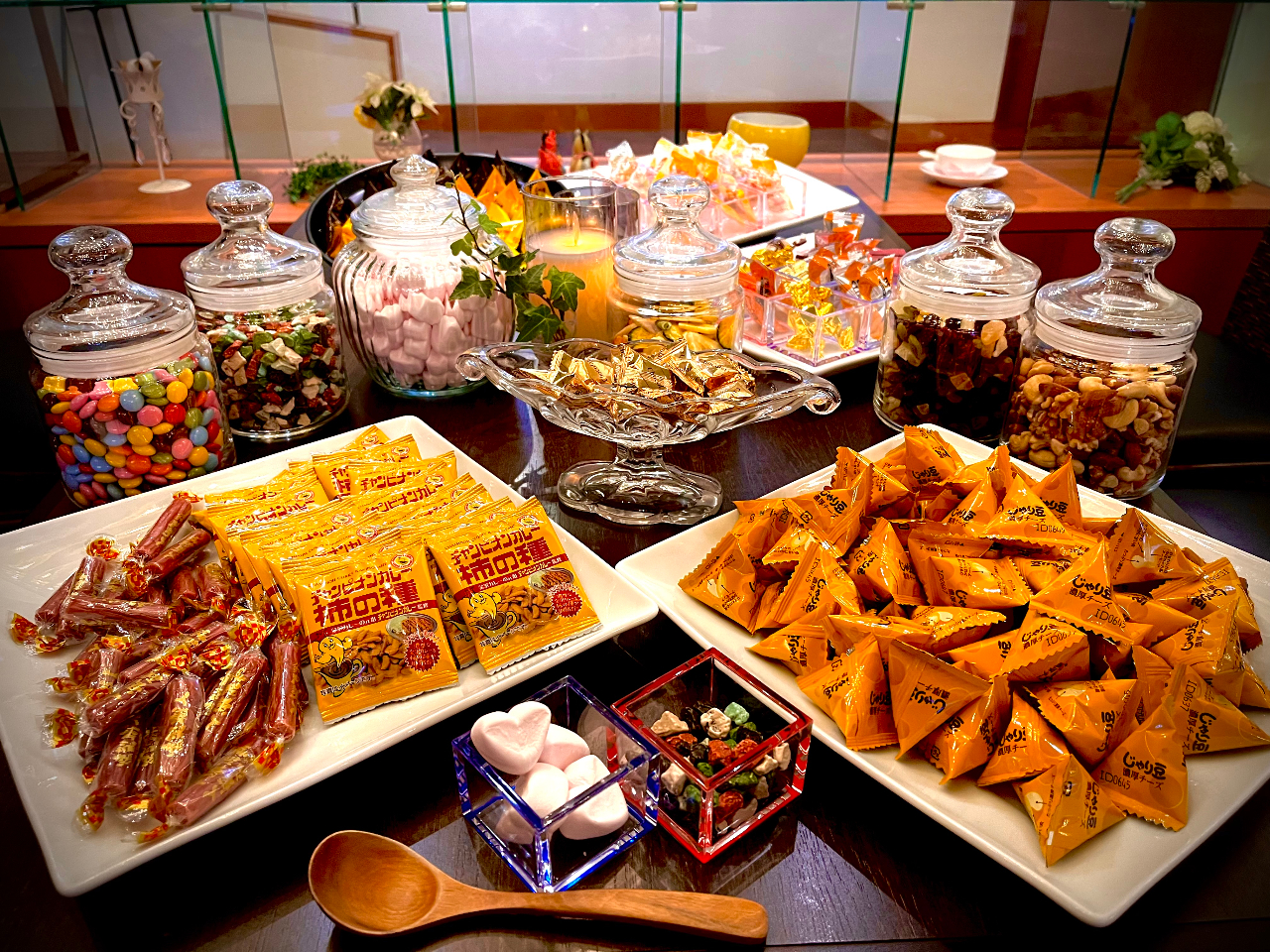 専用ラウンジでおつまみもございます。