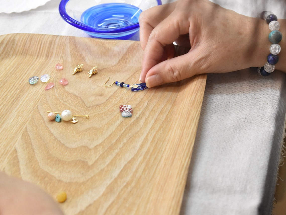 充実した装飾パーツから好きなパーツを好きなだけ装飾できます☆ メインの琉球ガラスパーツを華やかにしても良し、装飾パーツをたくさん選んでも良し!