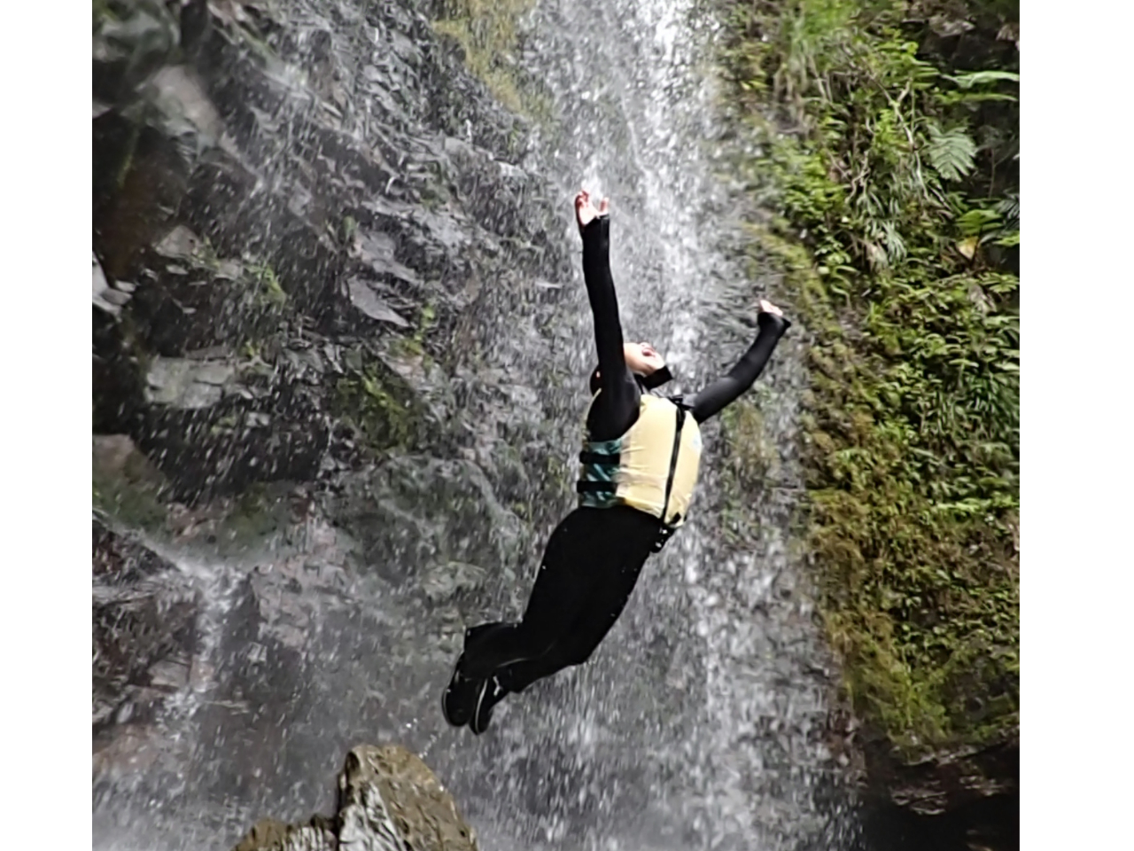 特別価格限定品沖縄ター滝★彼の気持ちを掴む愛されプレートオルゴナイト やんばる「ター滝」でガイド貸切1組プライベートツアー【沖縄本島