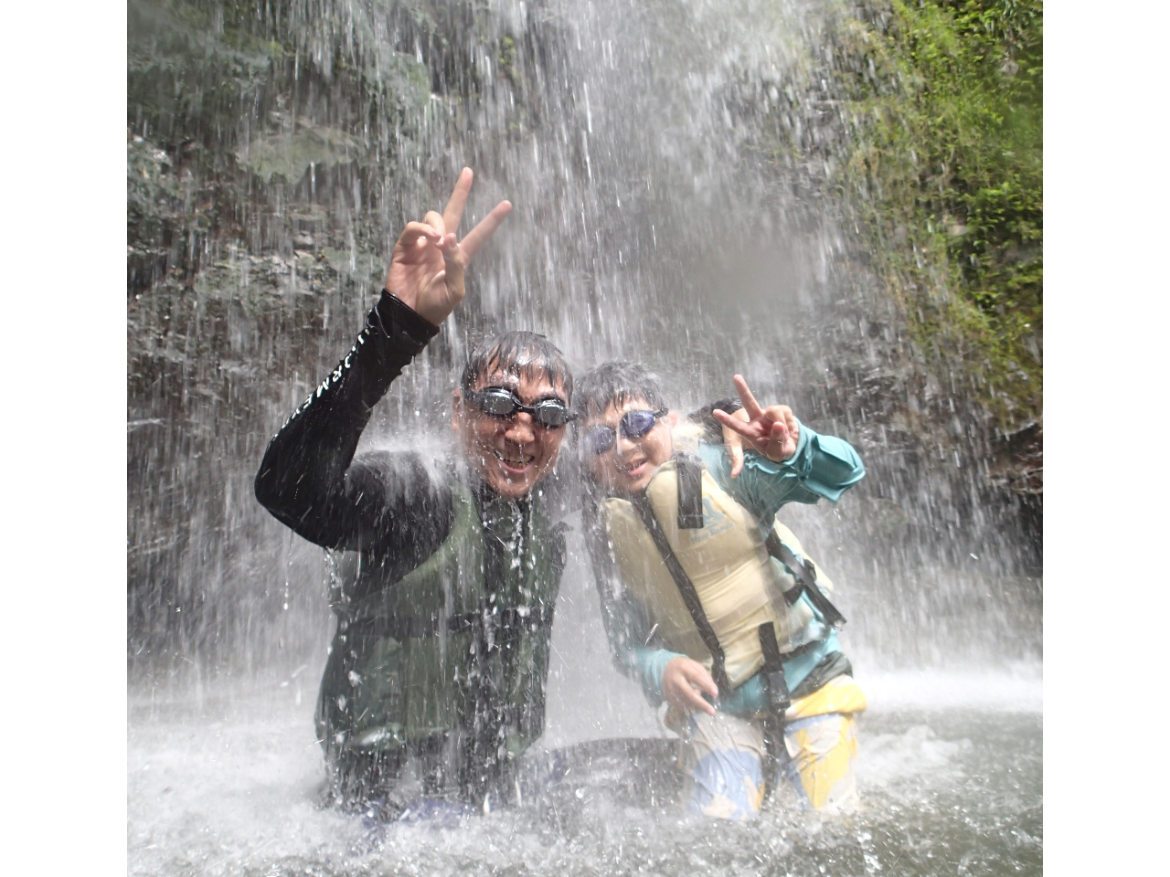 滝に打たれて非日常のシーンを記録に残しましょう