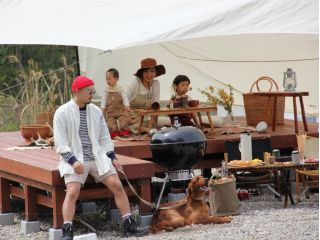 備品付きで安心★室内のようにくつろげるウッドデッキでラグやクッションも貸し出します。ワンちゃんも区画内に入場可能(リード必須。ウッドデッキ以外入場可能)
