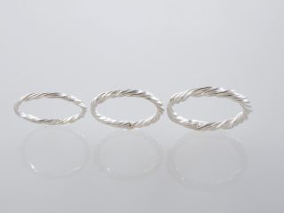 様々な人との繋がりや、絆を表現した5本タイプの「TSUMUGU-つむぐ」 SV950/左から1.5mm2.0mm2.5mm