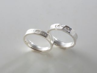 模様などの刻印を地金に打ち込んで作るオリジナルデザインのリング。 SV950/4mm幅タイプ