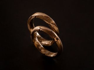 日本発祥の技法「木目金」-湖鳥KOTORI-では銀と銅の地金を使い木目状の模様に仕上げた地金でペアリングを作ります。