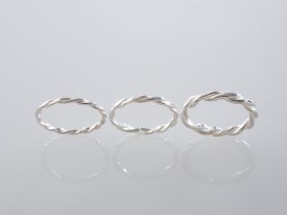 細い銀線をより合わせて仕立てる、シンプルで上品なよりそいリング。お二人で一緒に作る特別なペアデザインです。