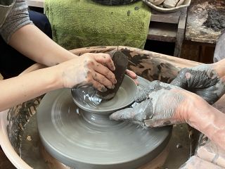 優しい先生が丁寧に教えてくれるのでろくろが初めてでも安心です♪