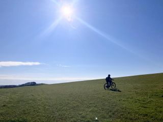 唯一無二の体験!普段は立ち入ることができない大草原でサイクリングをしましょう!