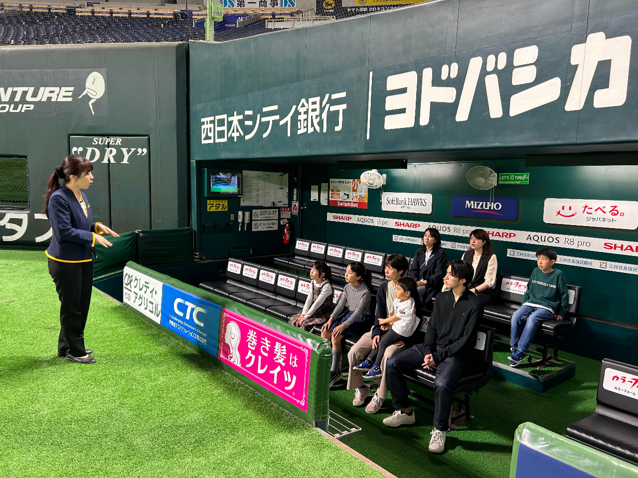 ドームの裏側をツアーガイドがご案内♪