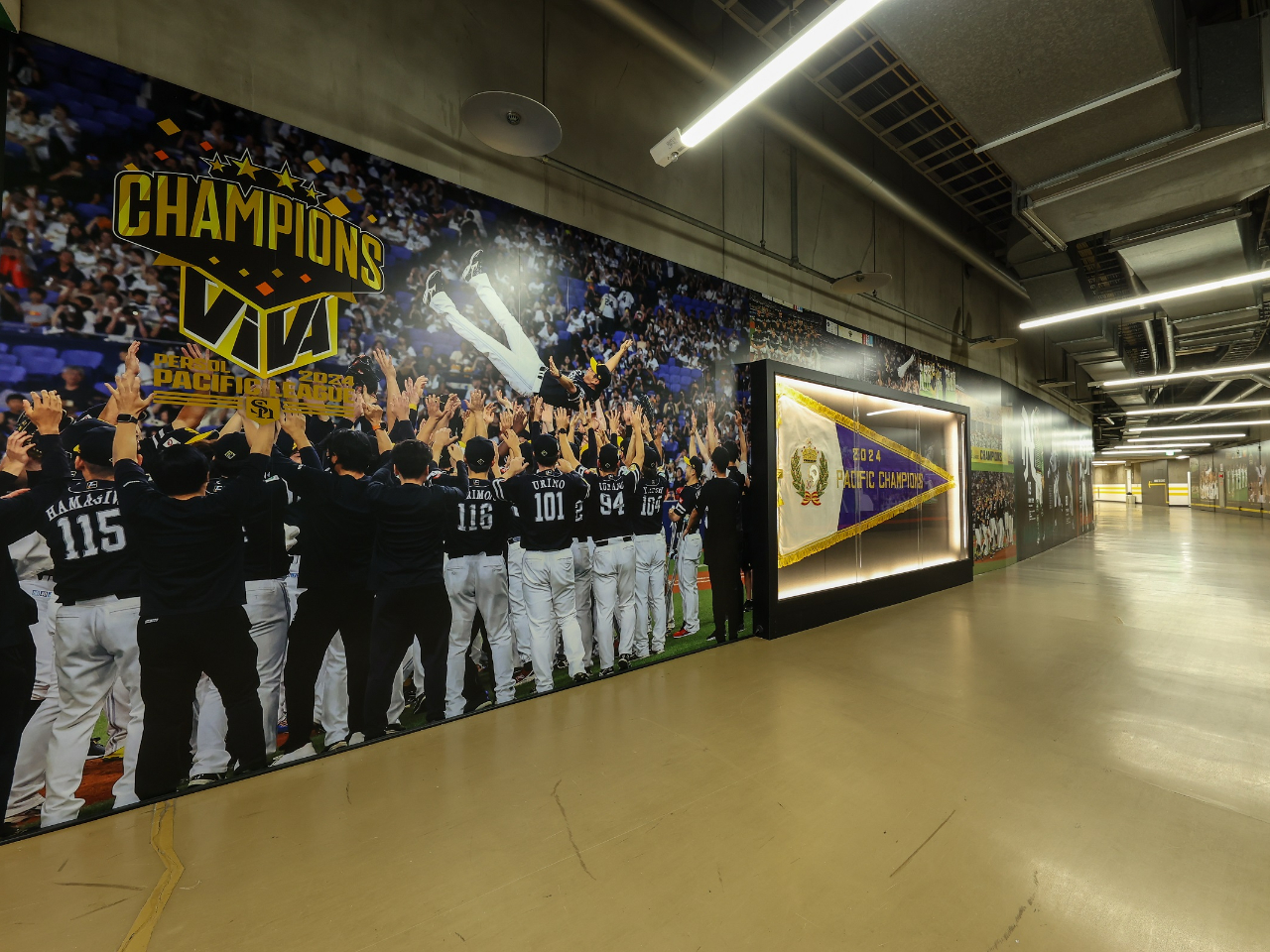 普段は入れない【選手専用通路】で、ホークスの歴史を間近に体感しよう!