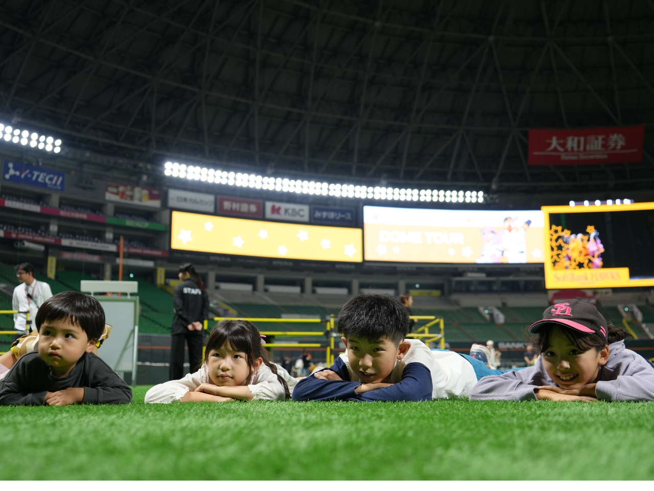 実際、選手がプレーしているフィールド内へ