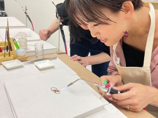 真鍮パーツをガスバーナーで銀ろう付け。ここからアクセサリーが生まれます。