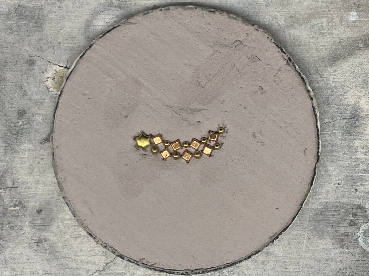 �悹��ƁB�s���Z�b�g�Ŋ񂹕��̏�ɕ��ׂāA�y�����߂ČŒ肵�܂��B