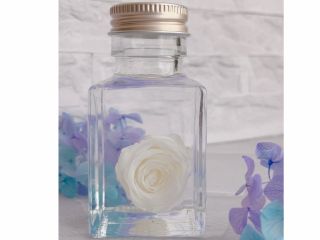 ハーバウムオイルにプリザーブドフラワーの薔薇の花びらが透けない加工を施した特別なハーバリウムをつくることができます!