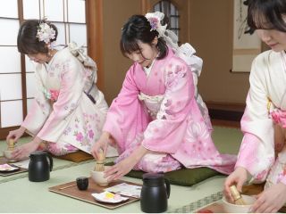 和室で茶道体験をしていただけます。(※振袖は別途オプション料金がかかります)