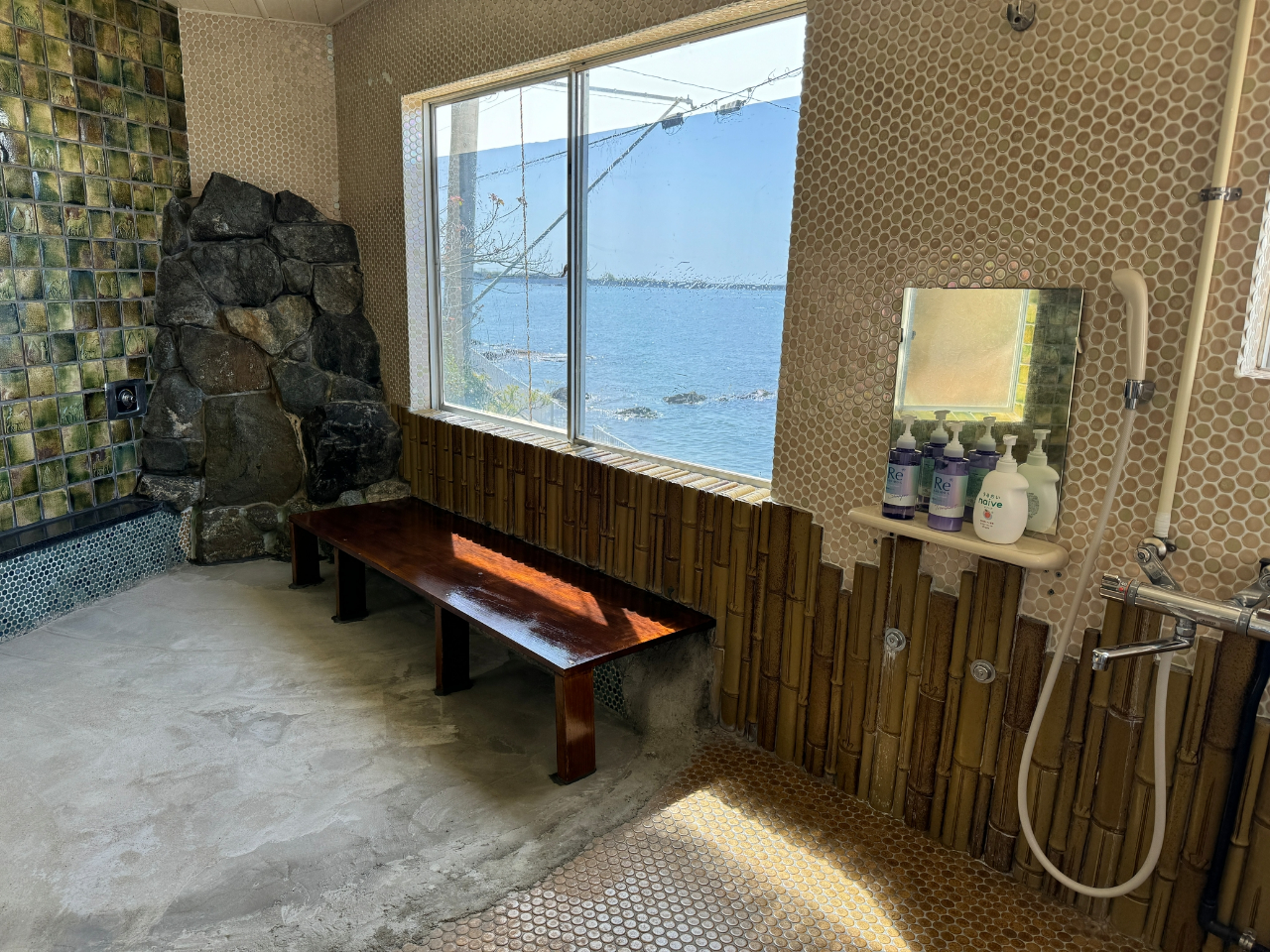 �V�����[���[���F�j�����p�̃V�����[���[���ł��B�E�ߏ�ɂĎ{�����Ă����p���������B�V�����v�[�����X�{�f�B�[�\�[�v�L��