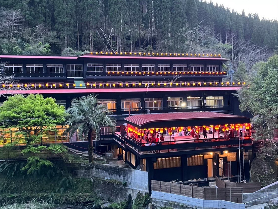 お一人様は勿論、ファミリーや友達同士にもオススメ♪
休憩室付きで入浴後はゆっくりリラックス♪
川のせせらぎに耳を澄ませ、やまのゆ温泉・部屋休憩つきプランで、日常を忘れる癒しの旅へGO!