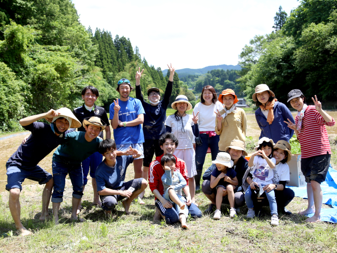 たくさんの仲間たちと収穫をしたりしています♪